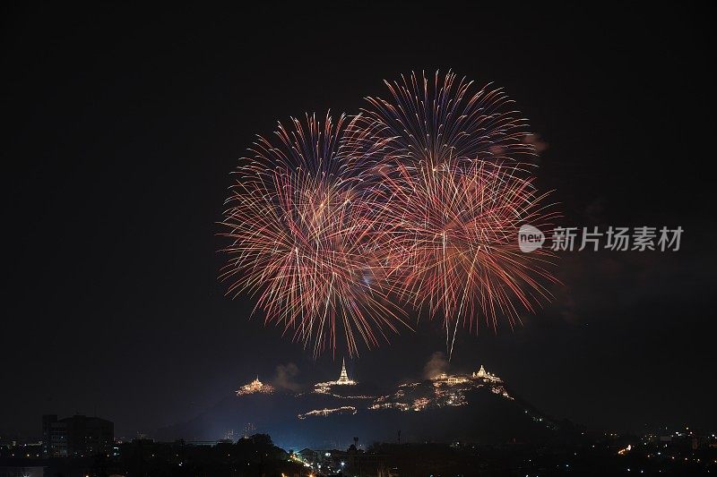 泰国，派差武里，Phra Nakhon kiri历史公园，Khao Wang宫殿上空巨大的烟花。庆祝烟花翻山